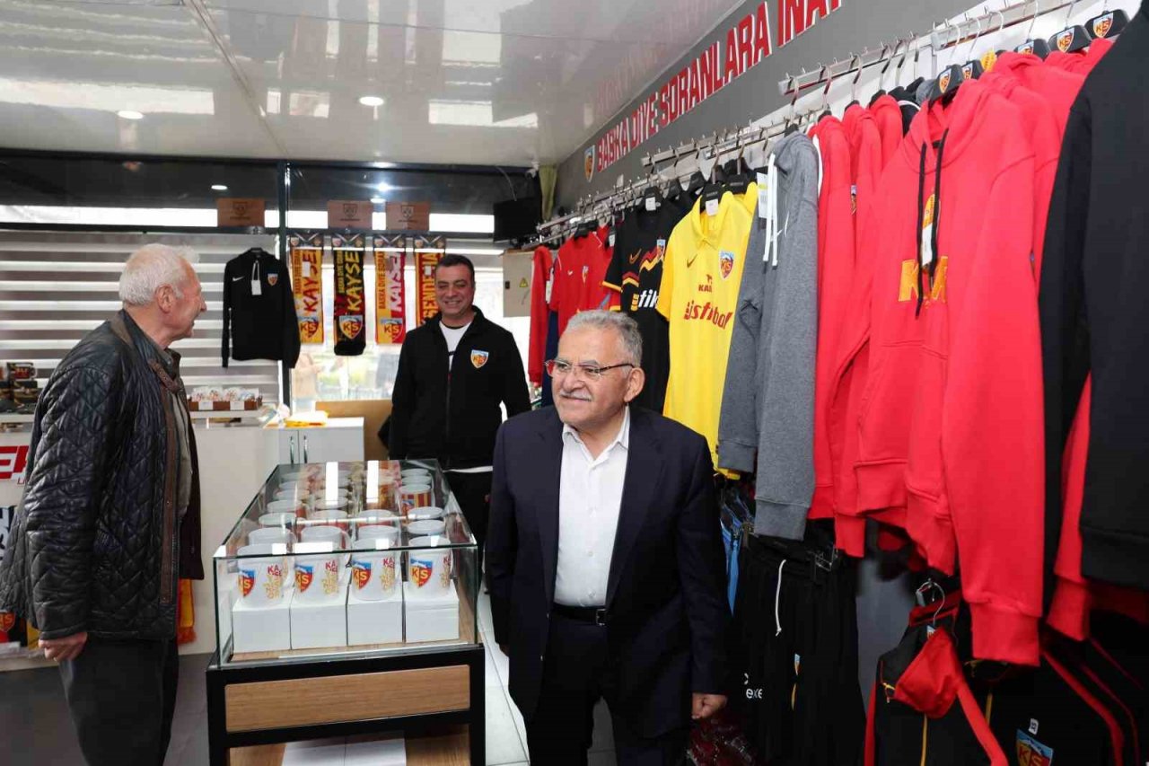 Başkan Büyükkılıç’tan Cumhuriyet Meydanı’nda esnaf ziyareti