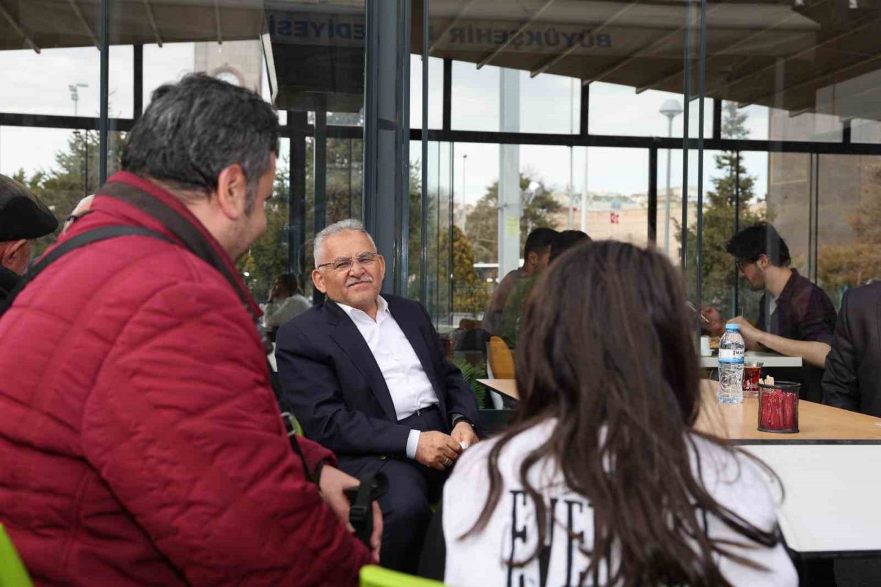 Başkan Büyükkılıç’tan Cumhuriyet Meydanı’nda esnaf ziyareti