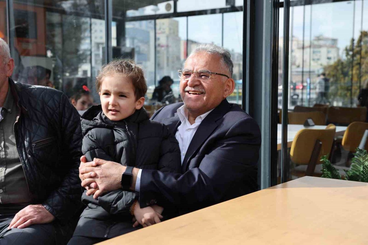 Başkan Büyükkılıç’tan Cumhuriyet Meydanı’nda esnaf ziyareti