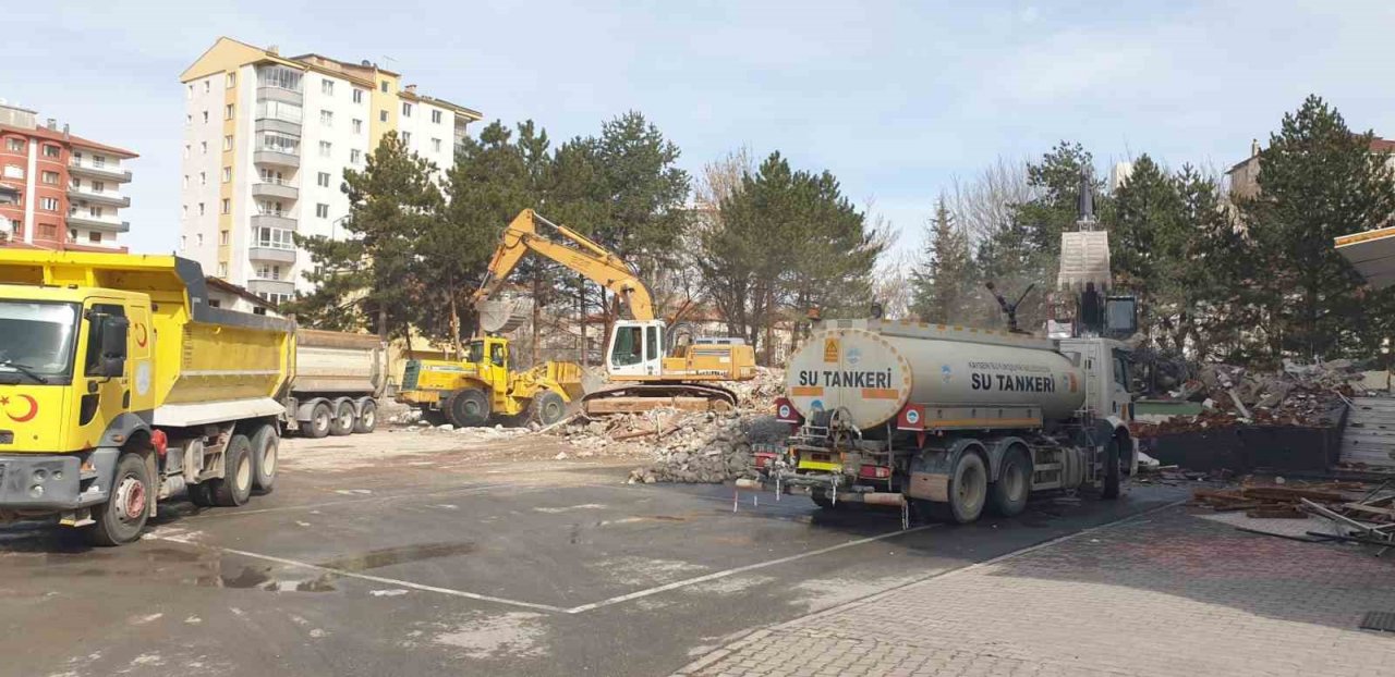 Depremde hasar alan okul, büyükşehir tarafından yıkılıyor