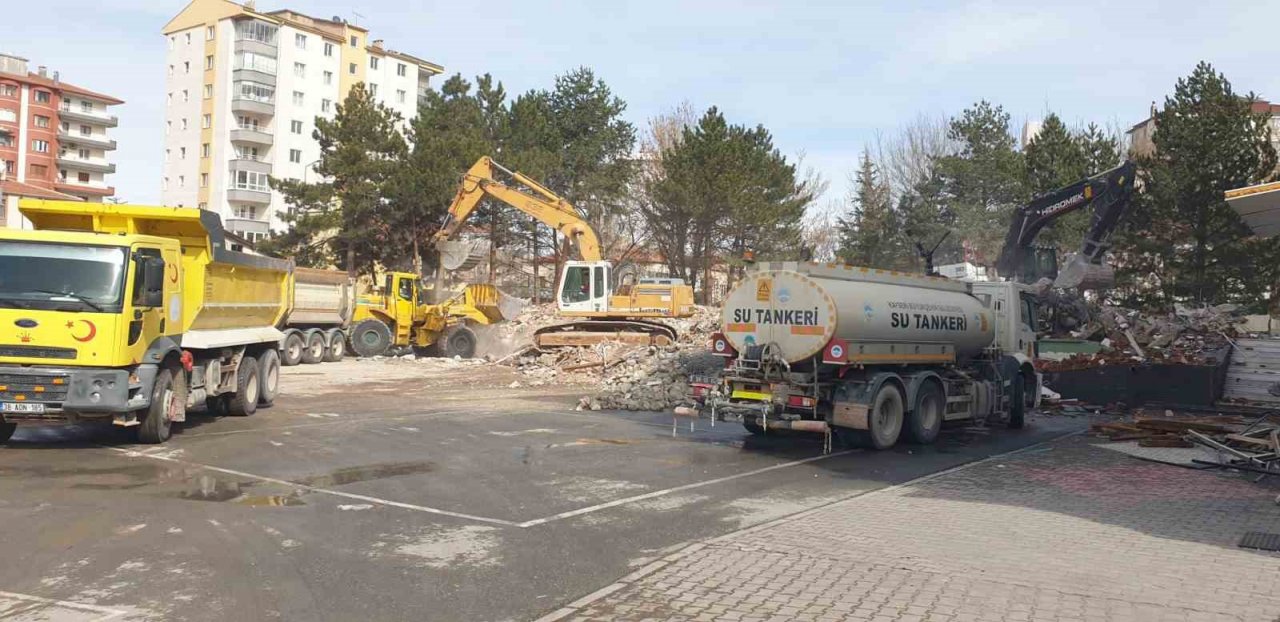 Depremde hasar alan okul, büyükşehir tarafından yıkılıyor
