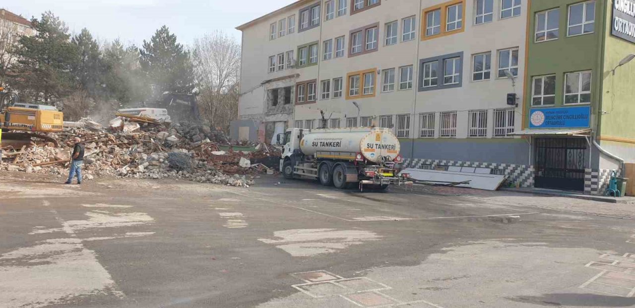 Depremde hasar alan okul, büyükşehir tarafından yıkılıyor