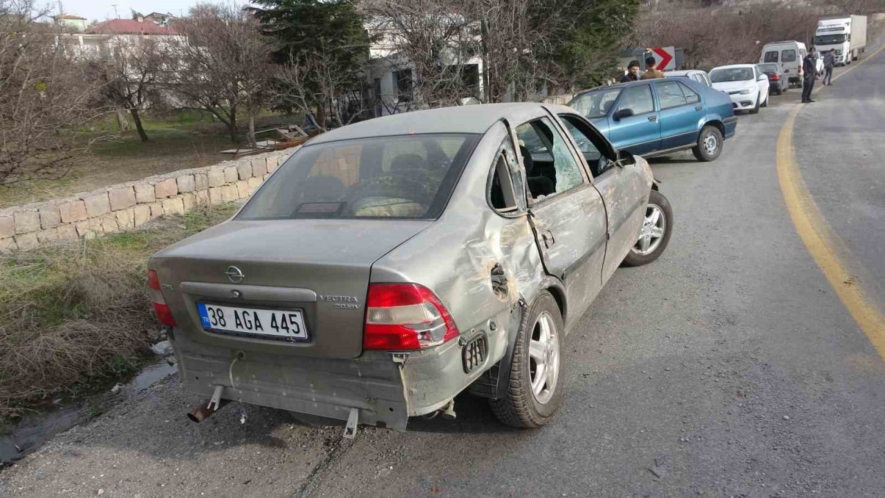 Freni boşalan tır dehşet saçtı: 2 yaralı