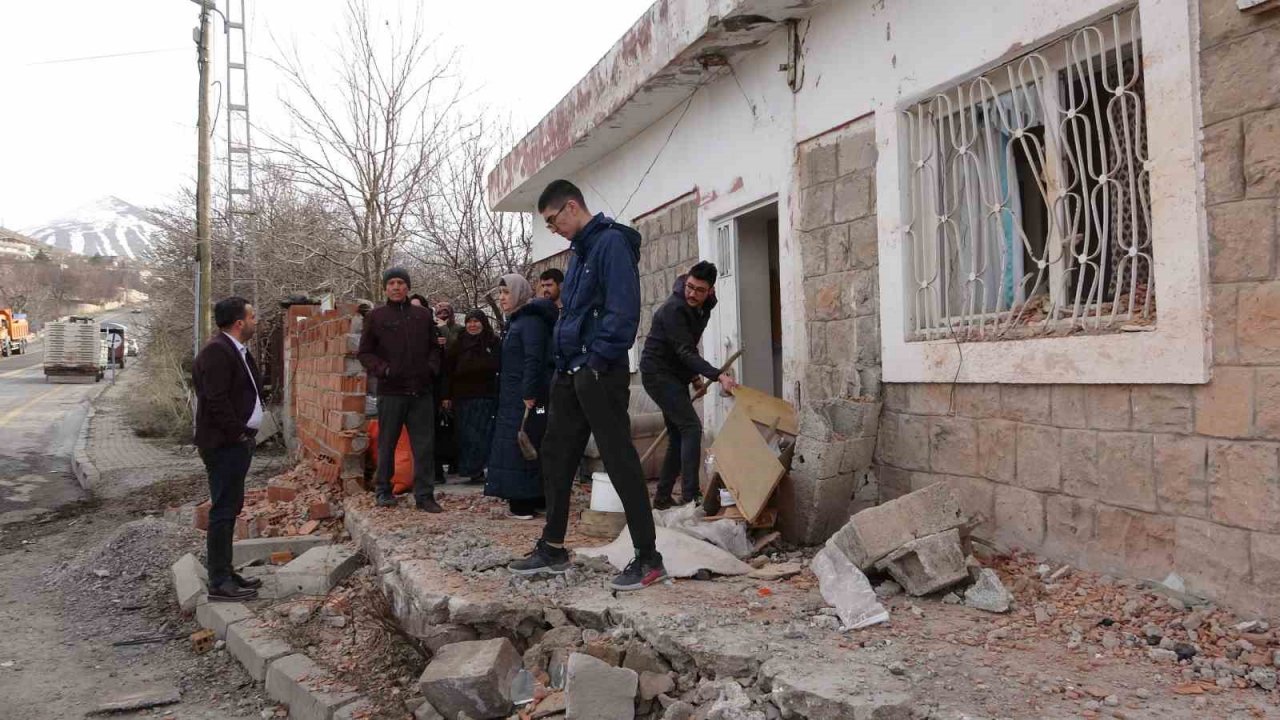 Freni boşalan tır dehşet saçtı: 2 yaralı