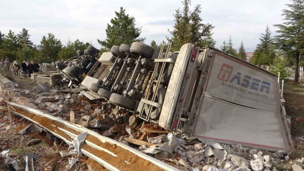 Freni boşalan tır dehşet saçtı: 2 yaralı