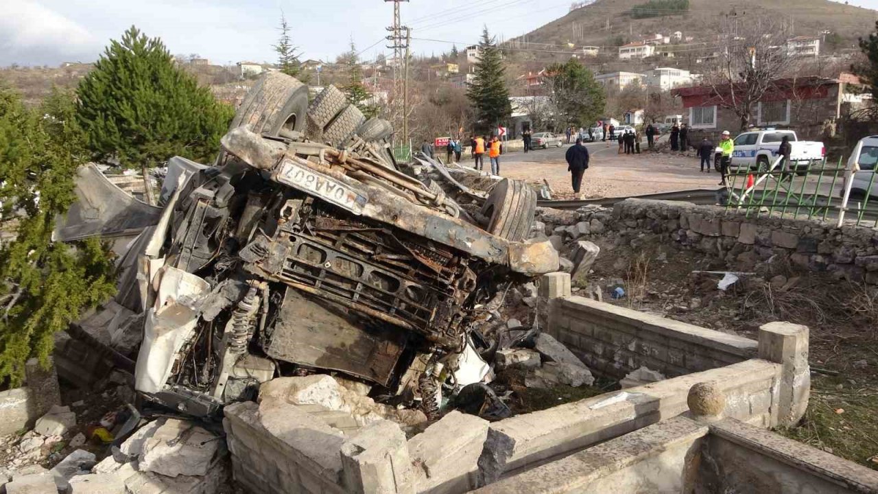 Freni boşalan tır dehşet saçtı: 2 yaralı