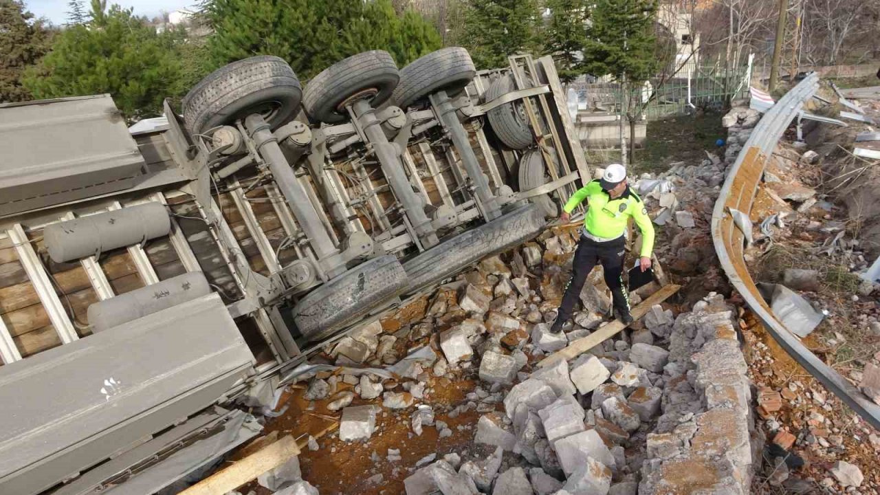 Freni boşalan tır dehşet saçtı: 2 yaralı