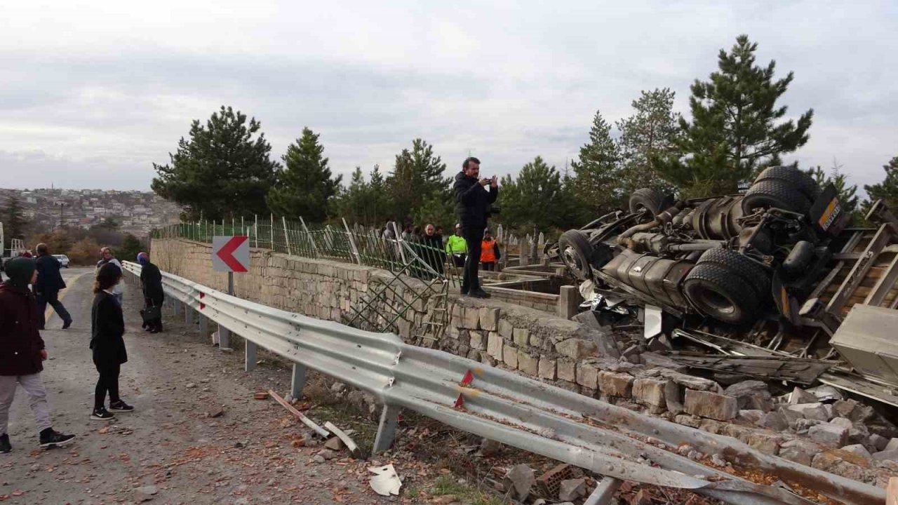 Freni boşalan tır dehşet saçtı: 2 yaralı