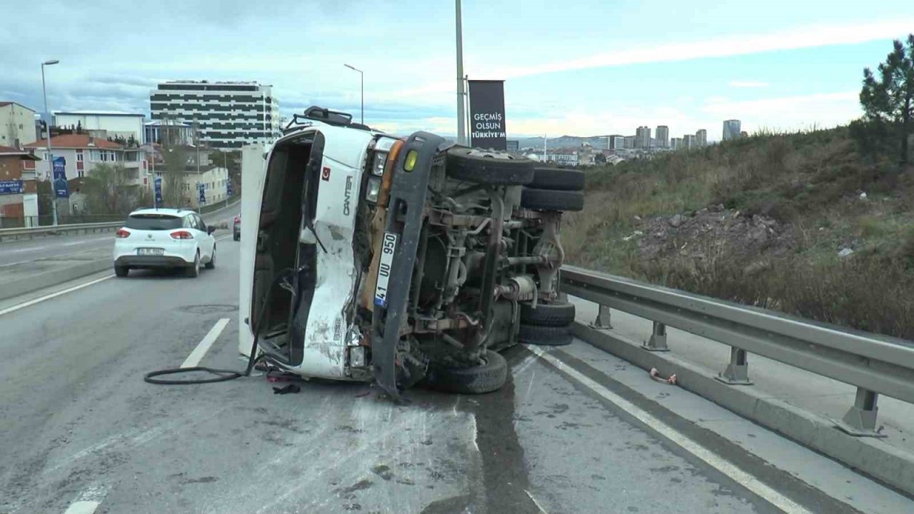 Maltepe’de kemik yüklü kamyonet kaygan zeminde yan yattı