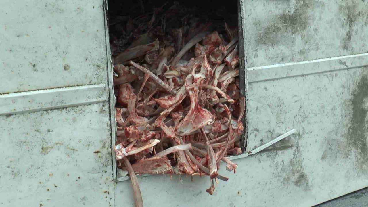 Maltepe’de kemik yüklü kamyonet kaygan zeminde yan yattı