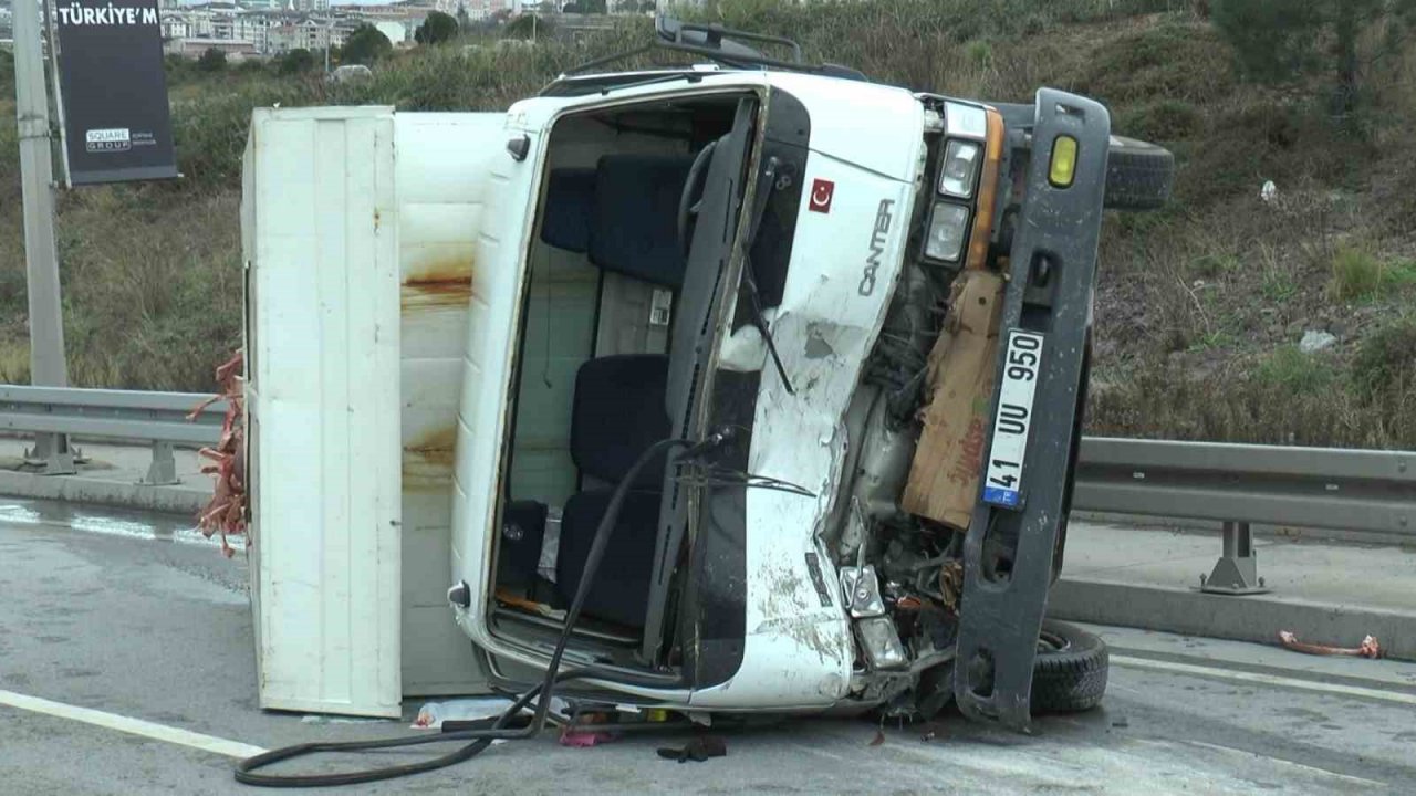 Maltepe’de kemik yüklü kamyonet kaygan zeminde yan yattı