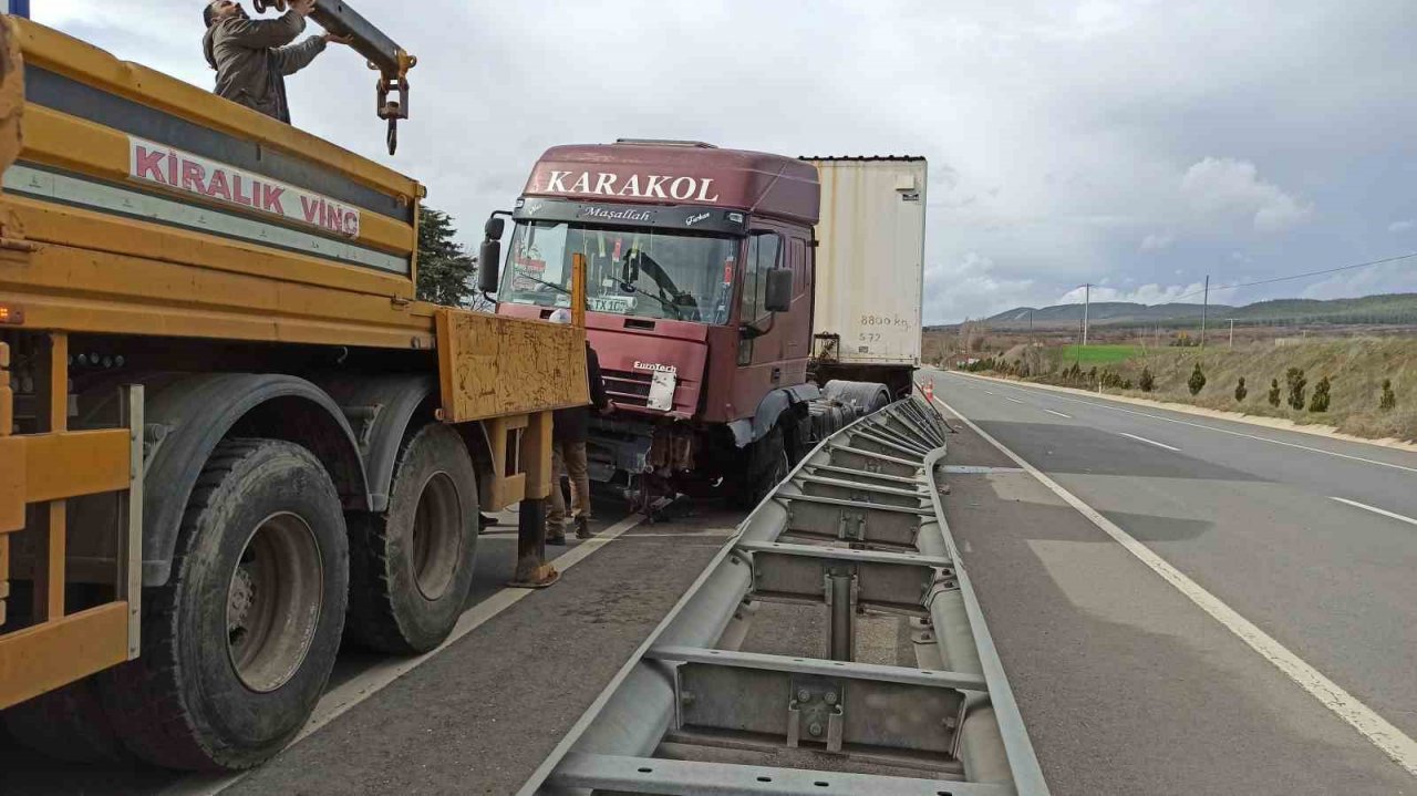 Lastiği patlayan tır bariyerlere daldı