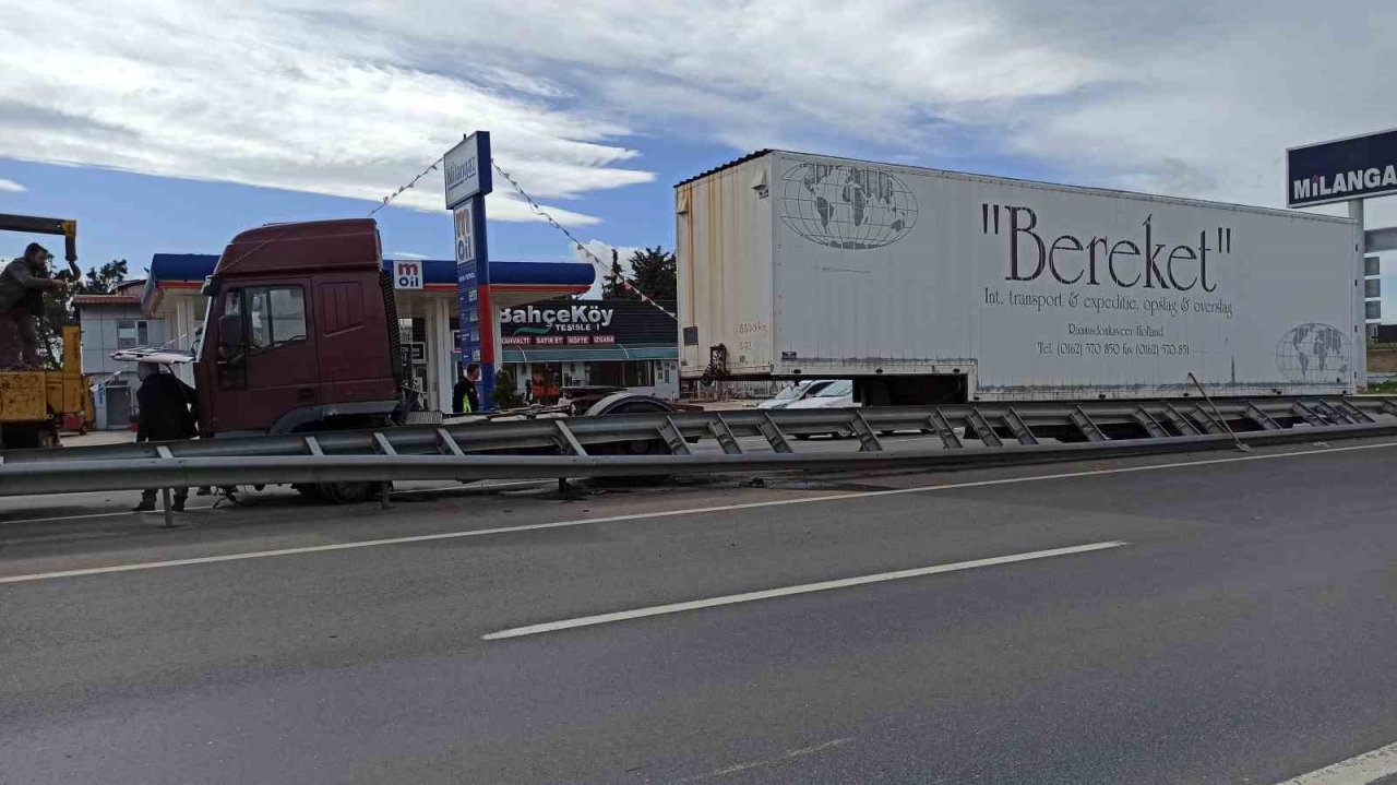 Lastiği patlayan tır bariyerlere daldı