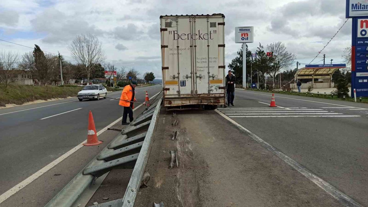 Lastiği patlayan tır bariyerlere daldı