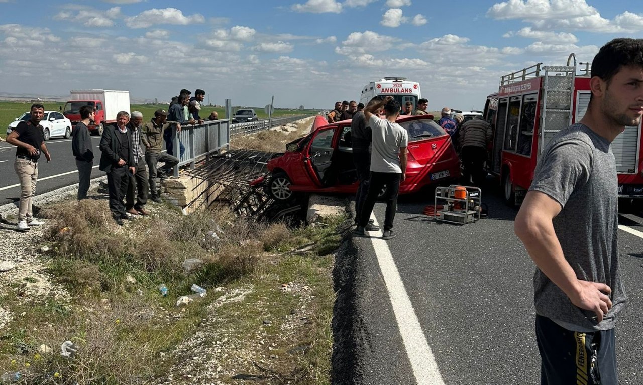 Sürücüsünün direksiyon hakimiyetini kaybettiği araç bariyerlere saplandı: 4 yaralı