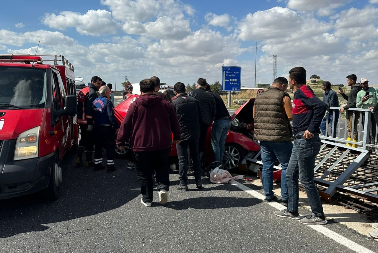 Sürücüsünün direksiyon hakimiyetini kaybettiği araç bariyerlere saplandı: 4 yaralı
