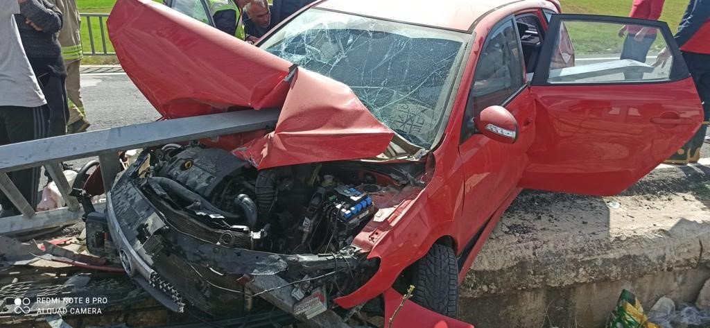 Sürücüsünün direksiyon hakimiyetini kaybettiği araç bariyerlere saplandı: 4 yaralı