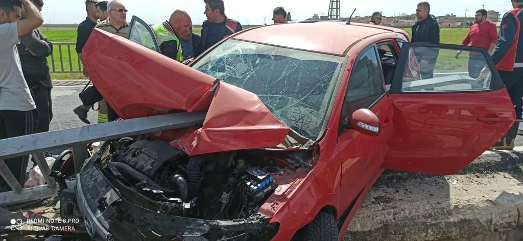 Sürücüsünün direksiyon hakimiyetini kaybettiği araç bariyerlere saplandı: 4 yaralı