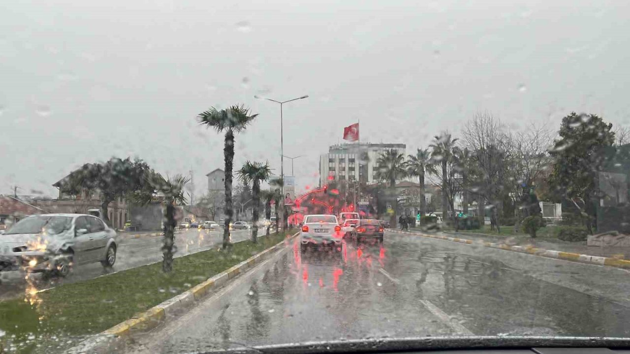 Balıkesir’de beklenen yağmur başladı