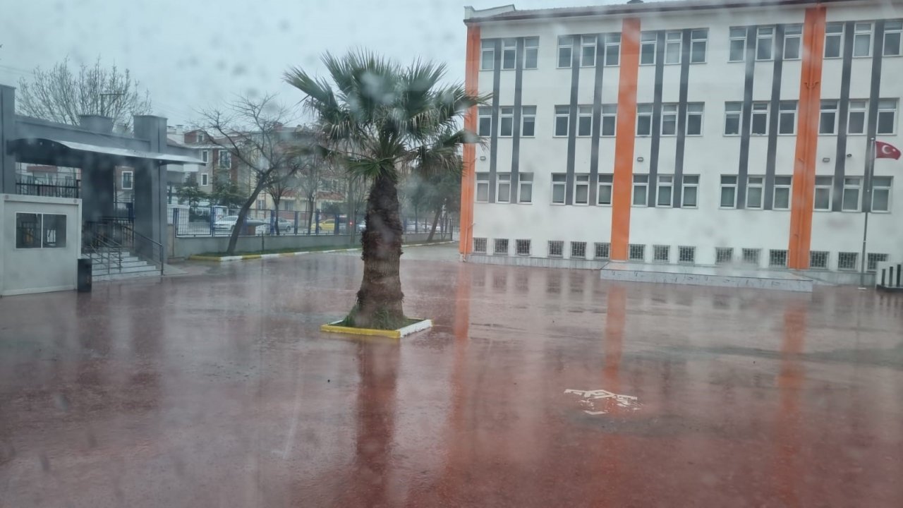 Balıkesir’de beklenen yağmur başladı