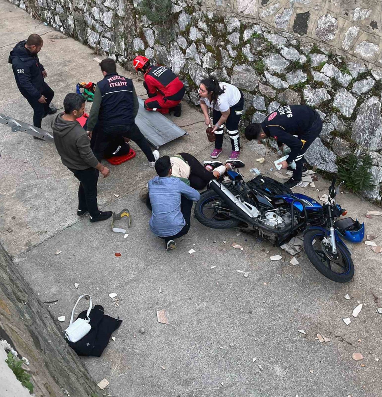 Motosiklet sürücüsü su kanalına uçtu