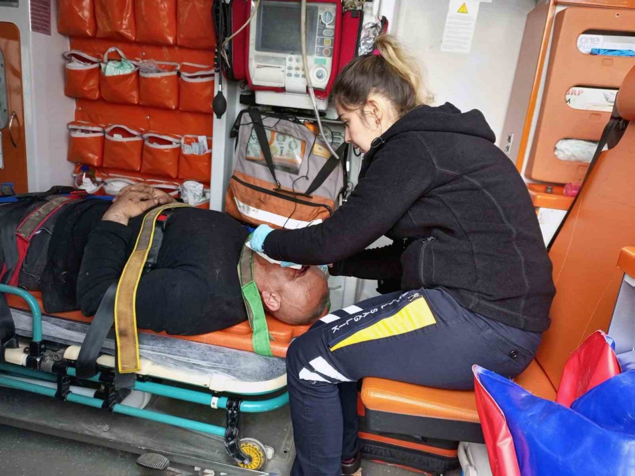 Balık yüklü tır kaza yaptı