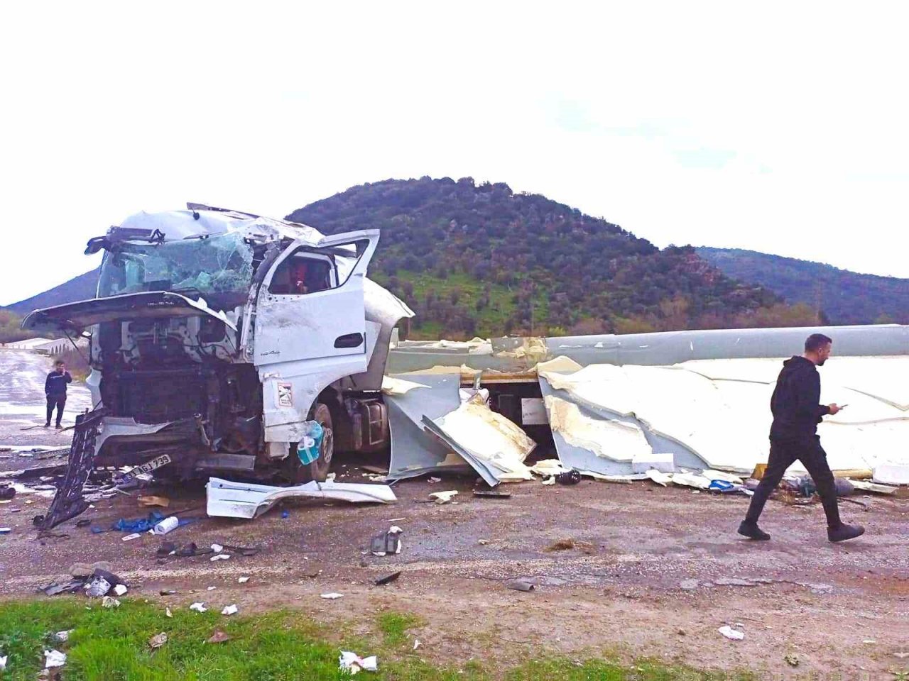 Balık yüklü tır kaza yaptı