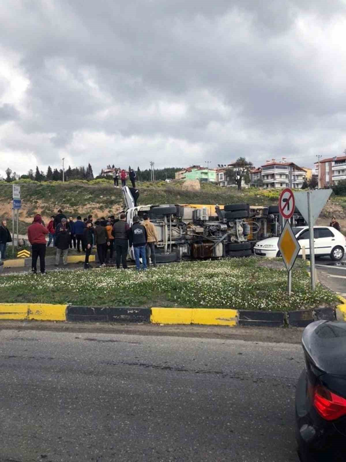 Kömür yüklü kamyon devrildi, alt geçit kapandı