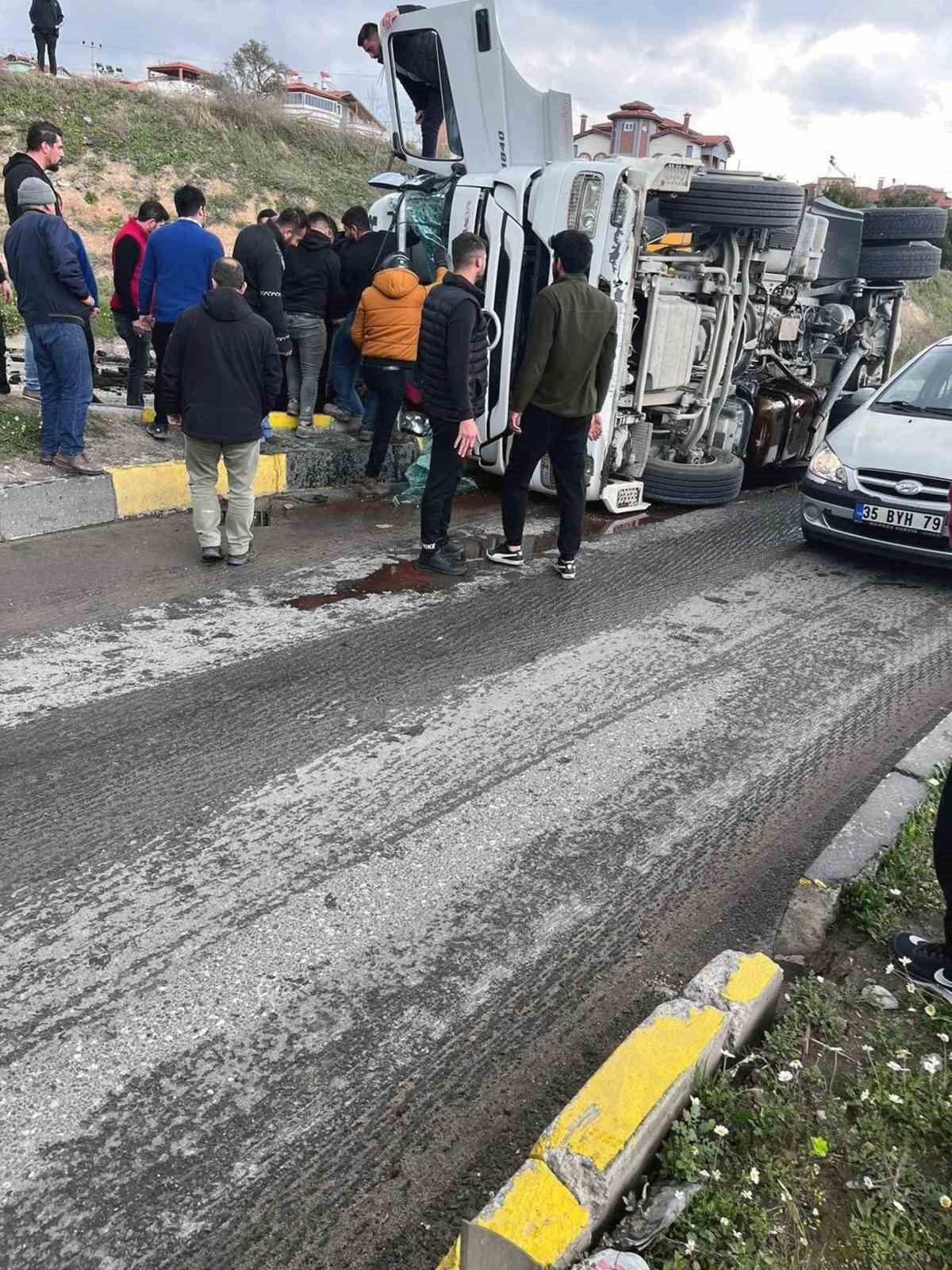 Kömür yüklü kamyon devrildi, alt geçit kapandı