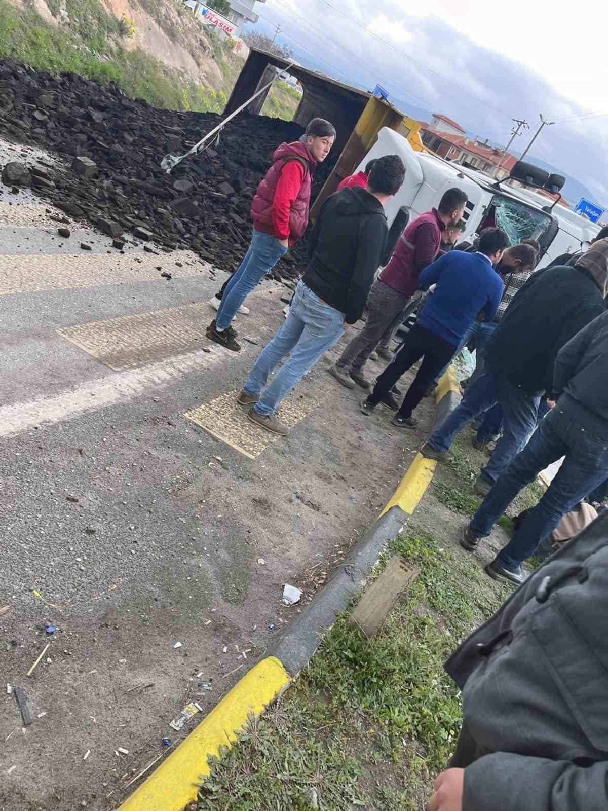 Kömür yüklü kamyon devrildi, alt geçit kapandı