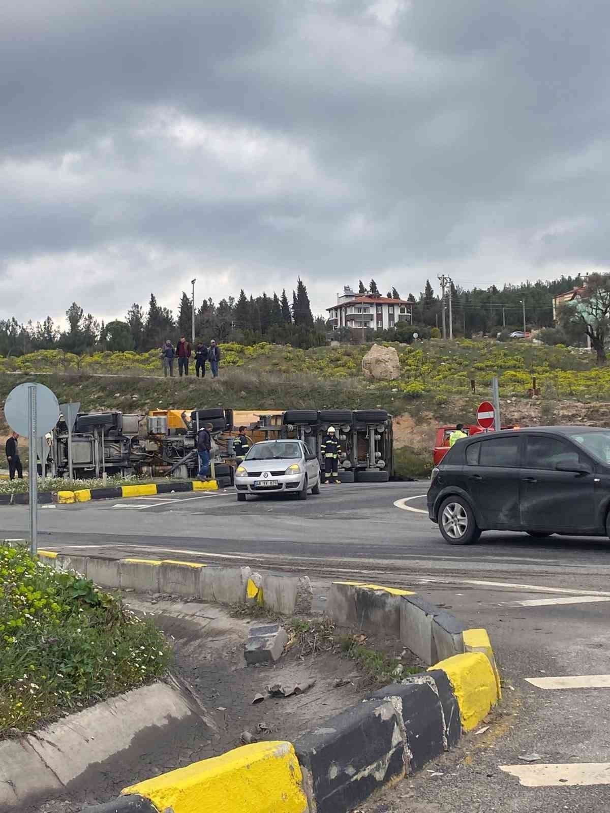 Kömür yüklü kamyon devrildi, alt geçit kapandı