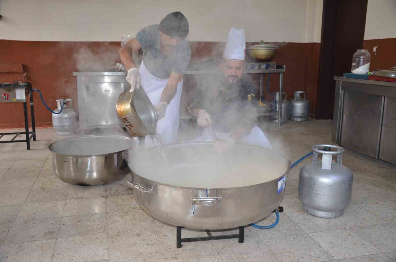 Yıllardır düğün ve taziye yemeklerini ücretsiz veriyor