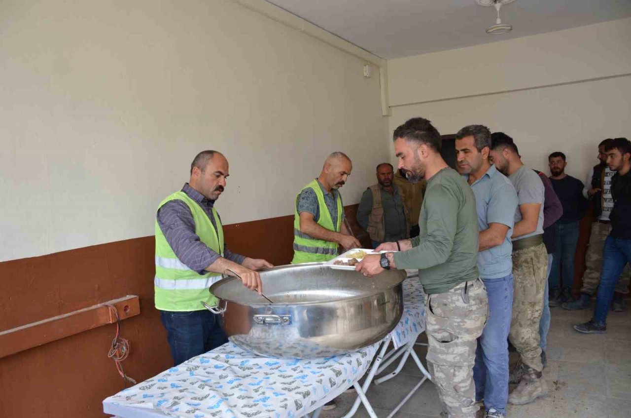 Yıllardır düğün ve taziye yemeklerini ücretsiz veriyor