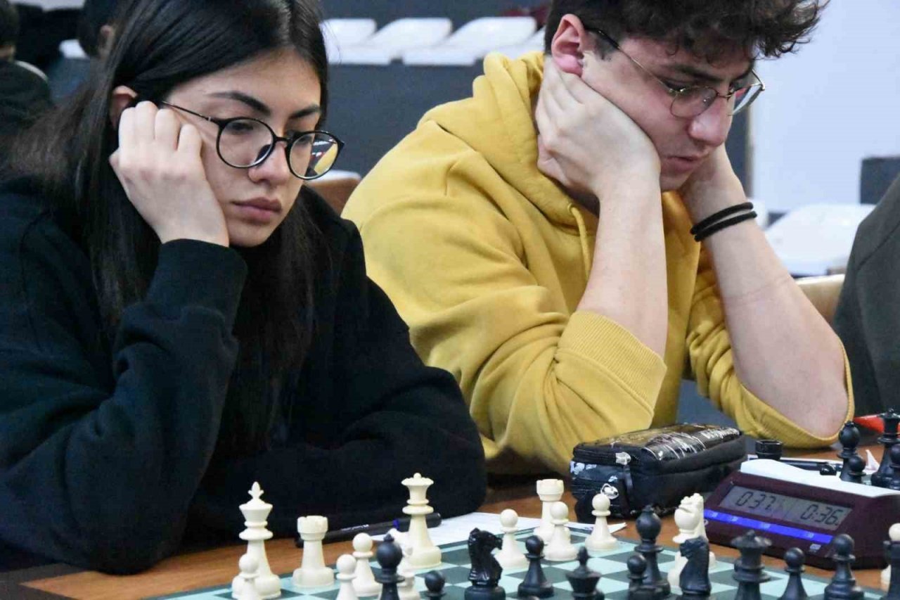 Sivas satrançta "Tek Yürek"