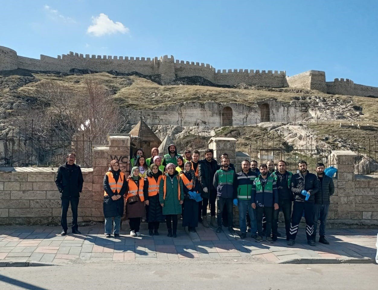 Van’da mezarlıklarda bahar temizliği