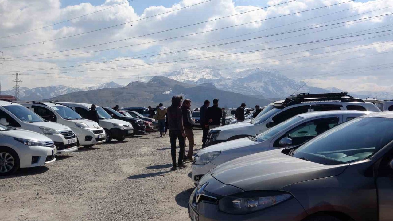Van’daki açık oto pazarı hafta sonu doldu taştı