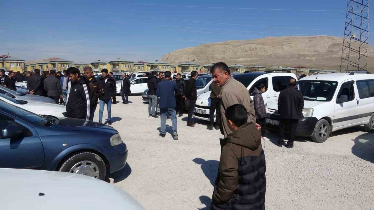 Van’daki açık oto pazarı hafta sonu doldu taştı