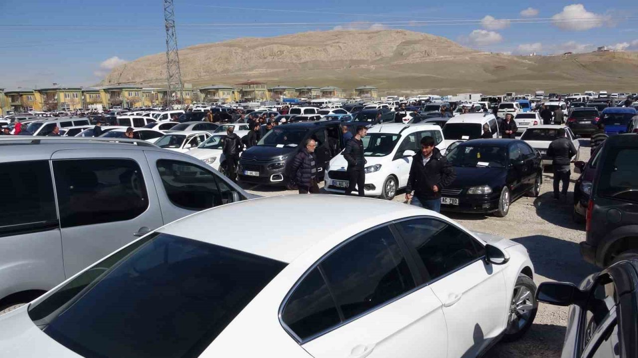 Van’daki açık oto pazarı hafta sonu doldu taştı