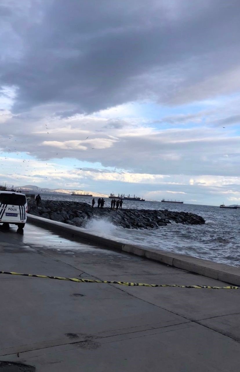 Zeytinburnu Sahili’nde görülen ceset rüzgarın etkisiyle denizde kayboldu