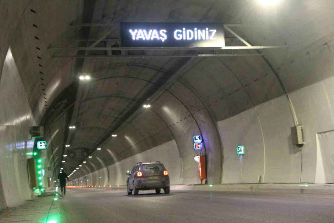 Dünyanın üçüncü, Avrupa’nın en uzun çift tüplü karayolu tüneli açılış için gün sayıyor