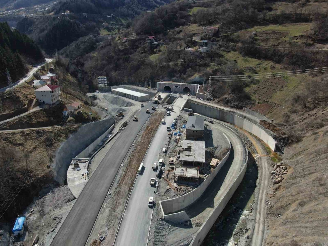 Dünyanın üçüncü, Avrupa’nın en uzun çift tüplü karayolu tüneli açılış için gün sayıyor