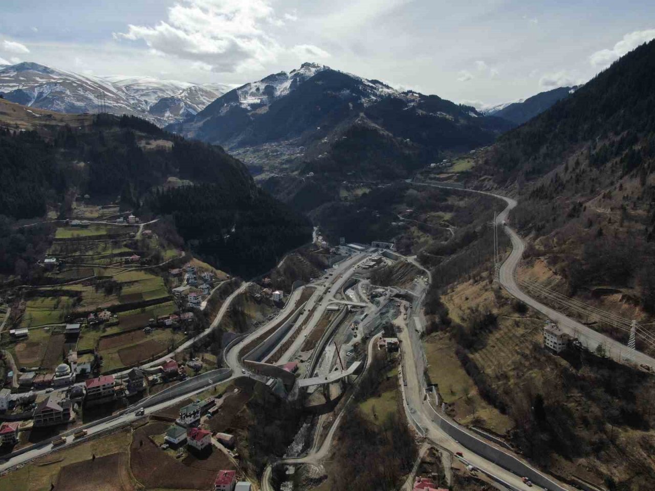 Dünyanın üçüncü, Avrupa’nın en uzun çift tüplü karayolu tüneli açılış için gün sayıyor