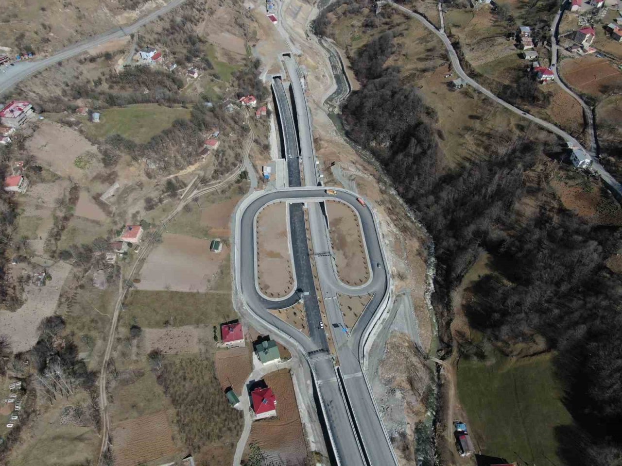 Dünyanın üçüncü, Avrupa’nın en uzun çift tüplü karayolu tüneli açılış için gün sayıyor