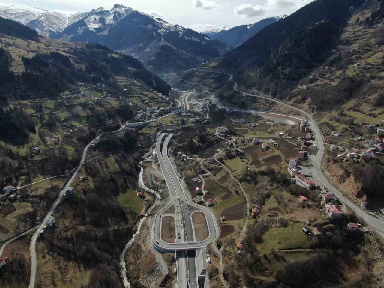 Dünyanın üçüncü, Avrupa’nın en uzun çift tüplü karayolu tüneli açılış için gün sayıyor