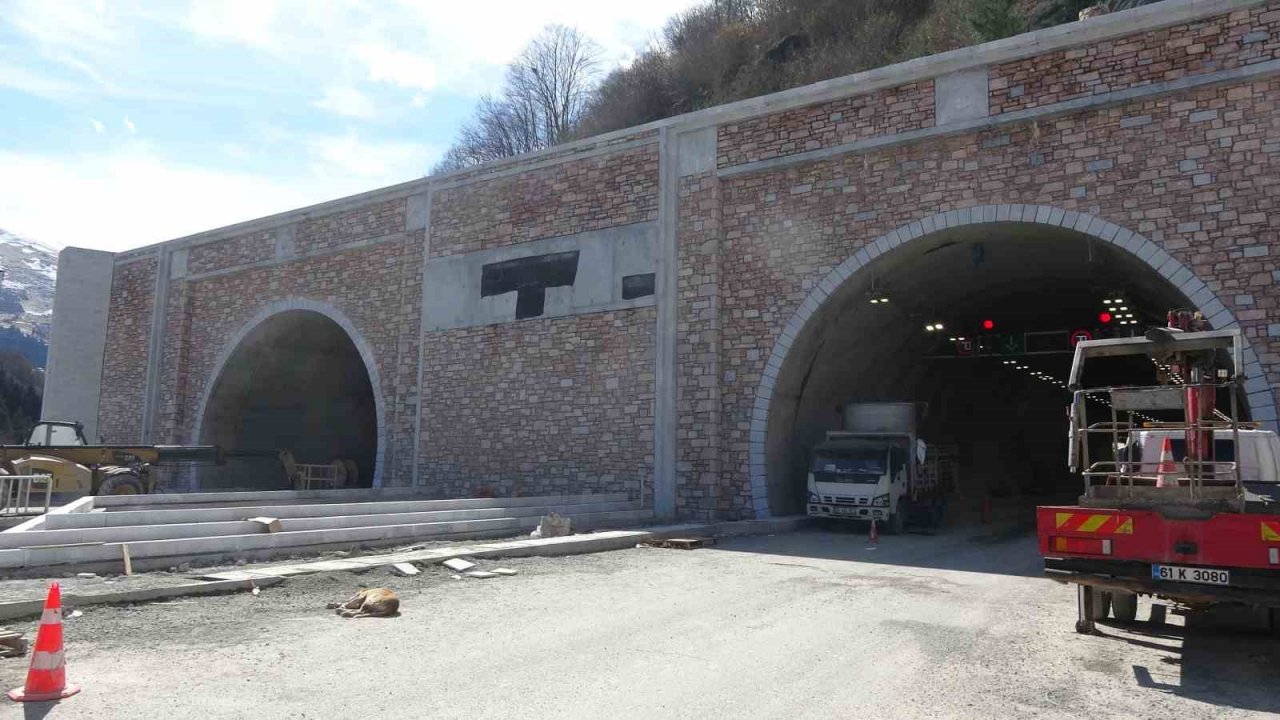 Dünyanın üçüncü, Avrupa’nın en uzun çift tüplü karayolu tüneli açılış için gün sayıyor