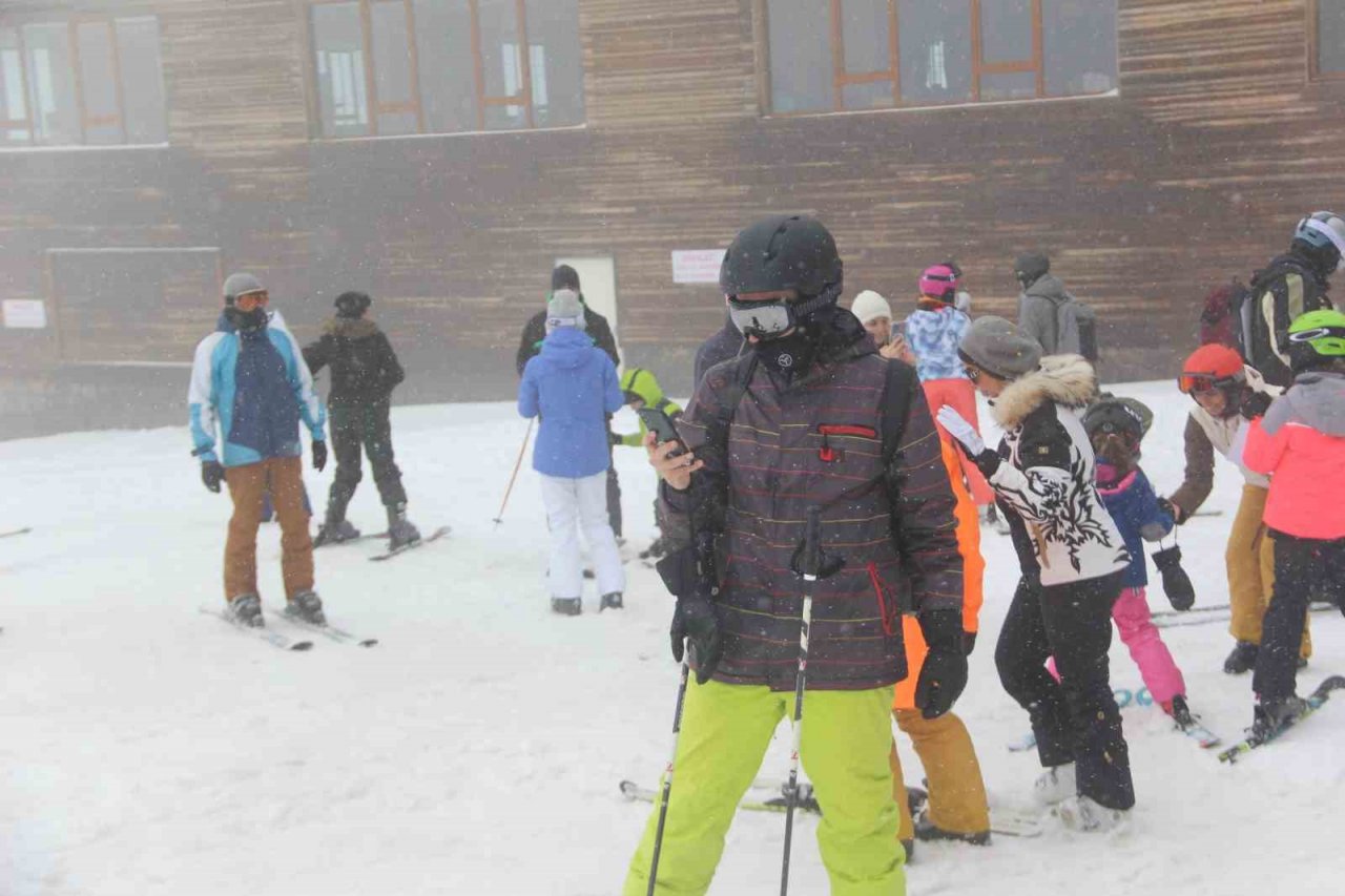 Kartalkaya’da tatilciler kar yağışı eşliğinde kayak yaptı
