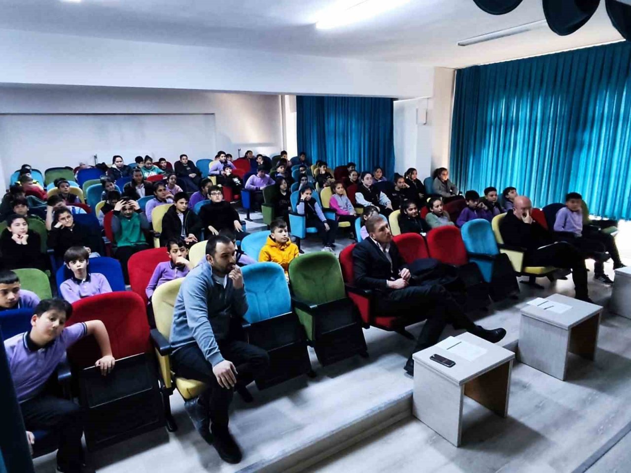 Minikler nükleer enerjiyi tartıştı