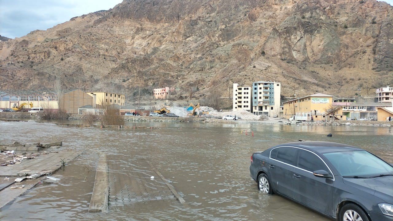 Yusufeli Baraj gölünün suları ilçe merkezine ulaştı