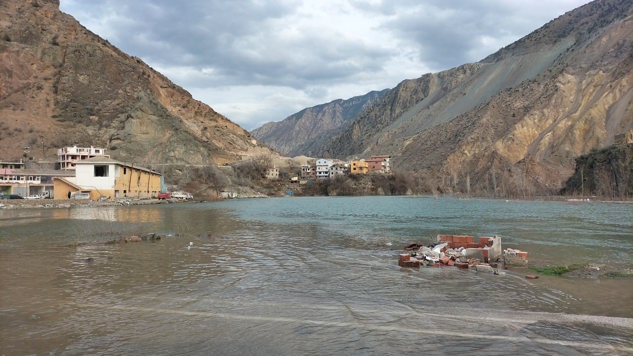 Yusufeli Baraj gölünün suları ilçe merkezine ulaştı