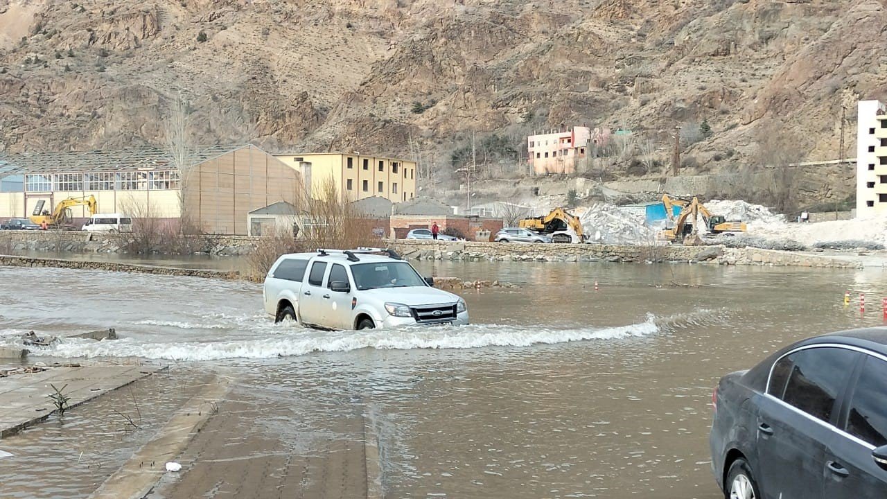 Yusufeli Baraj gölünün suları ilçe merkezine ulaştı
